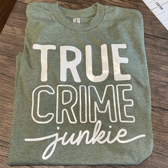 True Crime Junkie NEW green short sleeve shirt - Picture 2 of 3